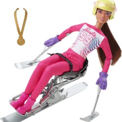 Barbie Winter Sports para Alpine Skier Brunette Doll (12 in) with Shirt, Pants, Helmet, Gloves, Pole, Sit Ski & Trophy, Great Gift for Ages 3 and Up